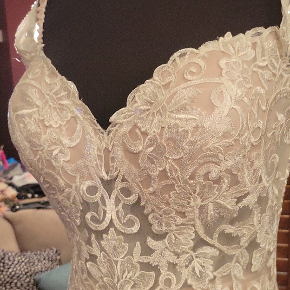 Allure Bridals White Sheath Wedding Dress with Sweetheart Neckline - Picture 13 of 16